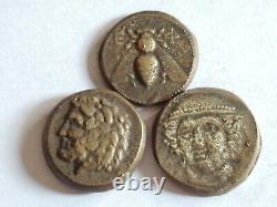 Beaucoup de pièces de monnaie tétradrachmes grecques-romaines en argent/bronze anciennes non étudiées.