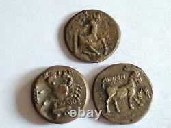 Beaucoup de pièces de monnaie tétradrachmes grecques-romaines en argent/bronze anciennes non étudiées.