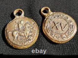 Deux pièces de monnaie en argent de l'ancienne Grèce : amulette du roi et de la reine, tétradrachme et denier.