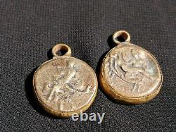 Deux pièces de monnaie en argent de l'ancienne Grèce : amulette du roi et de la reine, tétradrachme et denier.
