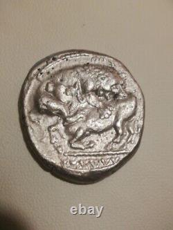 Tétradrachme d'Akanthos 478-465 av. J.-C. Pièce en argent de l'ancienne Grèce Lion attaquant un taureau