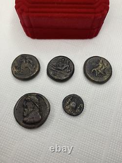 Un lot de 5 pièces anciennes en argent grecques et romaines non étudiées